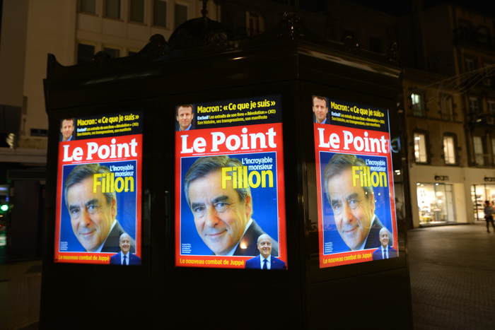 Affichage du magazine "Le Point" sur unevitrine de kiosque — Clermont-Ferrand
