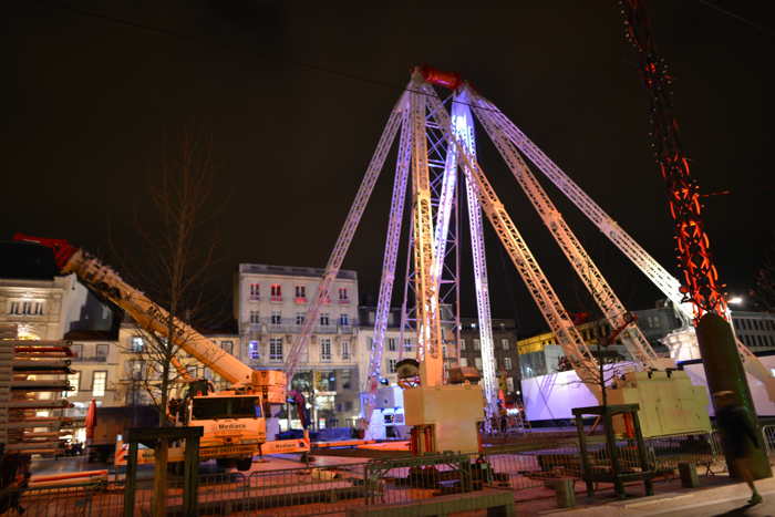 Montage de la roue pour Noël sur la Place de Jaude — Clermont-Ferrand