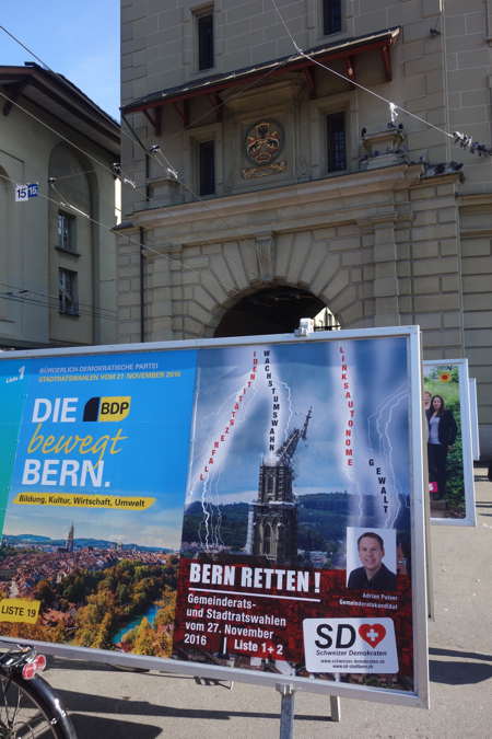 — Affichage électoral devant la tour de la prison sur la Place des ours — Bern/Berne —