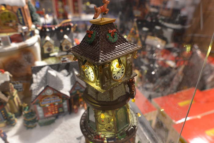 — Horloge miniature d'un village de Noël en maquette — Bâle/Basel —