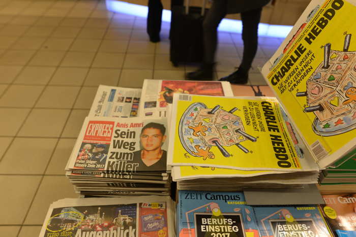 Charlie Hebdo en version Allemande en kiosque dans la gare — Cologne/Köln