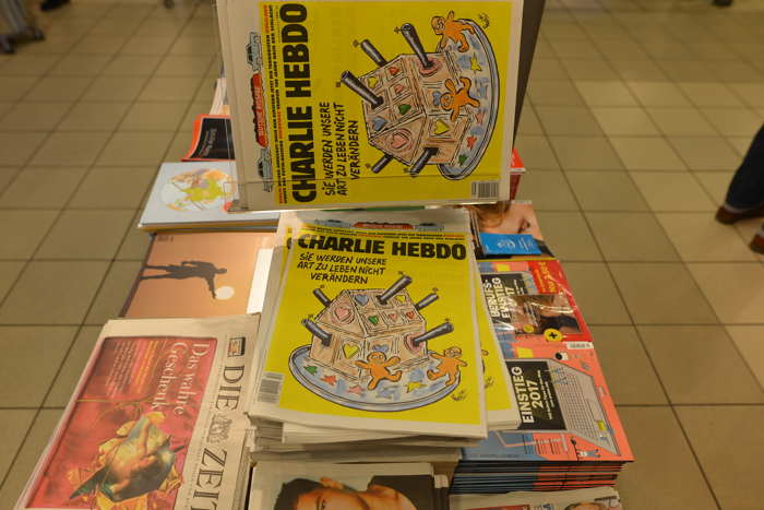 Charlie Hebdo en version Allemande en kiosque dans la gare — Cologne/Köln