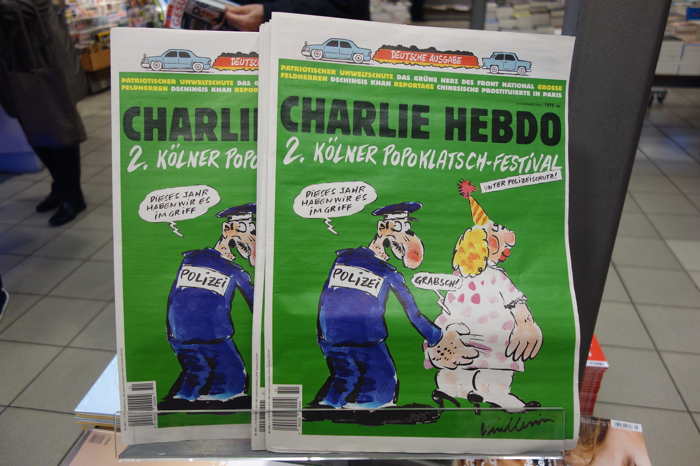 Charlie Hebdo en version Allemande en kiosque dans la gare — Cologne/Köln