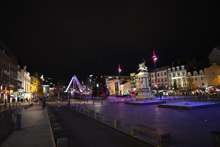 Place de Jaude avec la Grande Roue en cours de montage - Place de la Victoire — Clermont-Fd