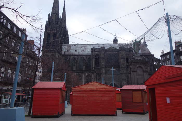 Marché de Noël en cours de montage - Place de la Victoire — Clermont-Fd