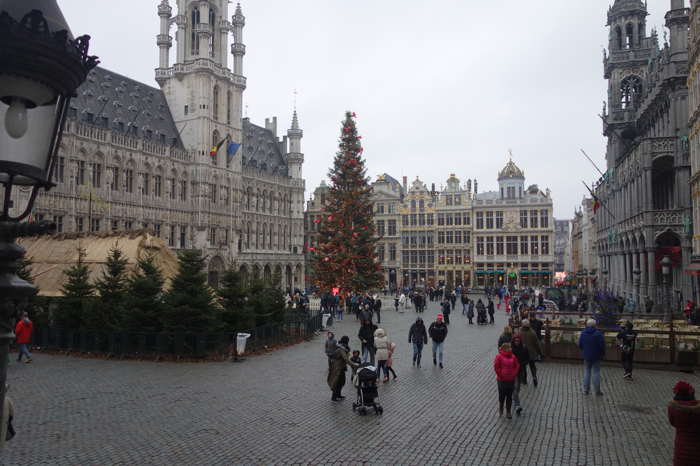Crèche et sapin de Noël sur la Grand' Place — Bruxelles