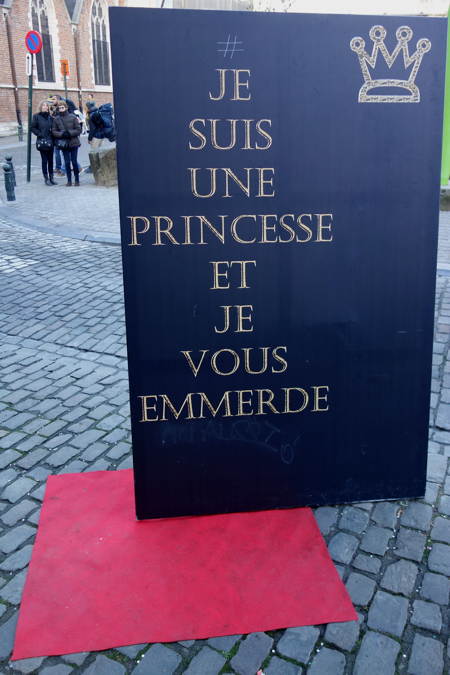 Panneau "Je suis..." dans une rue de Bruxelles