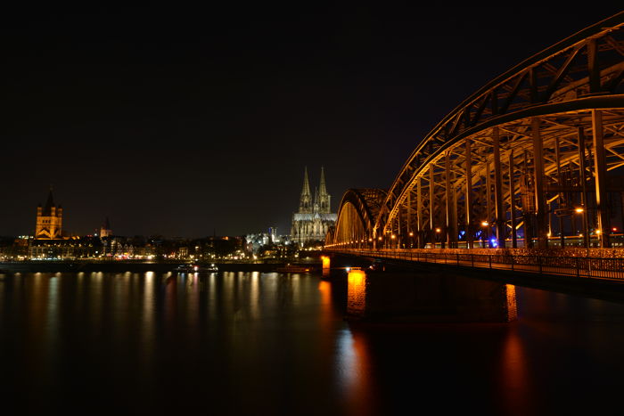 Pont Hohenzollern sur le Rhin et cathédrale en fond — Cologne/Köln