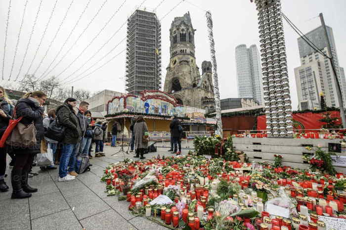 Marché de Noël avec en arrière plan l'église du souvenir - Décembre 2016 — Berlin