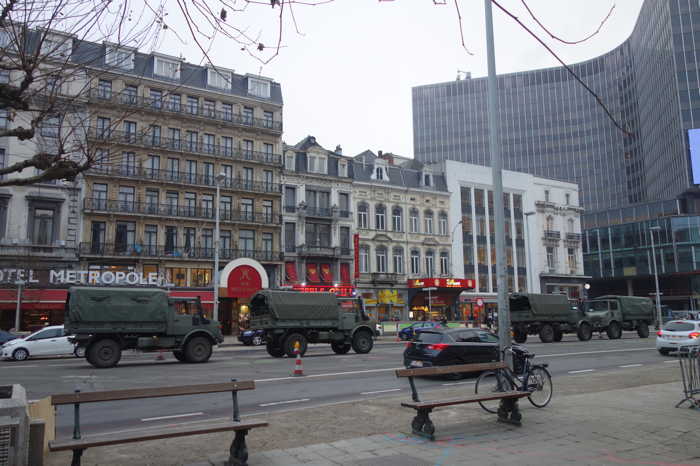 Véhicules militaires stationnés dans une grande avenue — Bruxelles