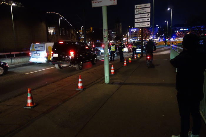 Contrôle de police sur un pont sur le Rhin — Cologne/Köln