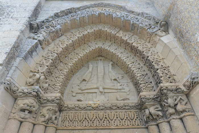 — Crucifixion de "St Pierre" façade occidentale — Eglise St Pierre d'Aulnay — 