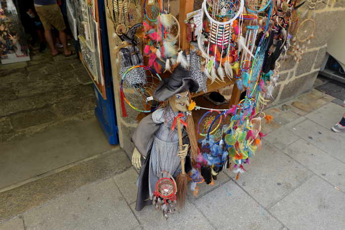 — Dream-catchers en présentoirs sur la rue - Concarneau