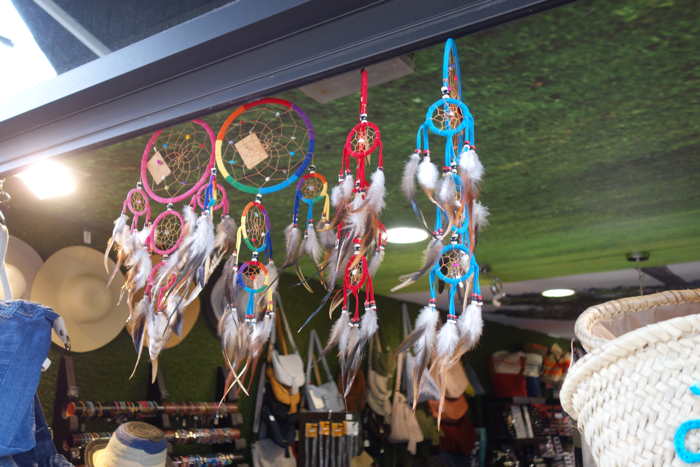 Set de "Dream-catchers" en entrée de boutique - Saint-Jean-de-Luz