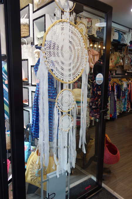 "Dream-catcher" géant en entrée de boutique - Saint-Jean-de-Luz