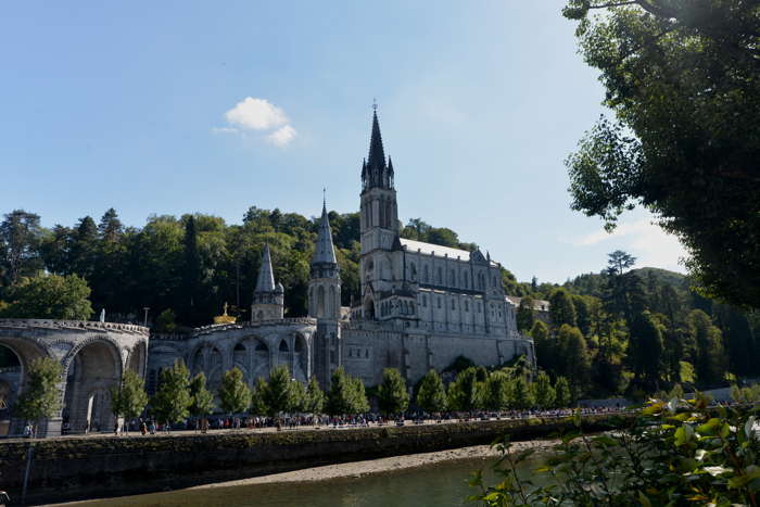 Basiliques Notre-Dame-du-Rosaire et de l'Immaculée-Conception vues depuis les berges du Gave de Pau — Lourdes