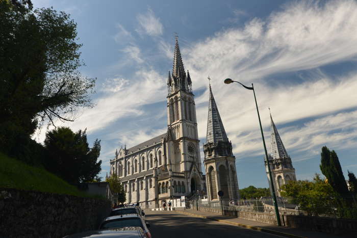 Basilique de l'Immaculée-Conception vue depuis la rue — Lourdes