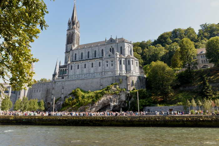 Basilique de l'Immaculée-Conception vues depuis les berges du Gave de Pau — Lourdes