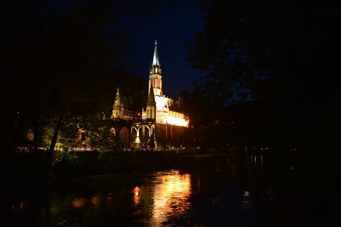 Basilique de l'Immaculée-Conception vue de nuit depuis les berges du Gave de Pau — Lourdes