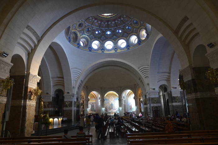 Couronne de la Basilique Notre-Dame-du-Rosaire vue de l'intérieur — Lourdes