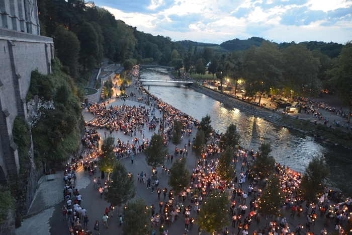 Processions devant la grotte sur les berges du Gave de Pau — Lourdes