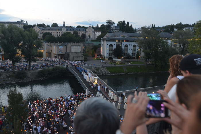 Processions devant la grotte sur les berges du Gave de Pau — Lourdes