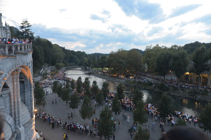 Processions devant la grotte sur les berges du Gave de Pau — Lourdes