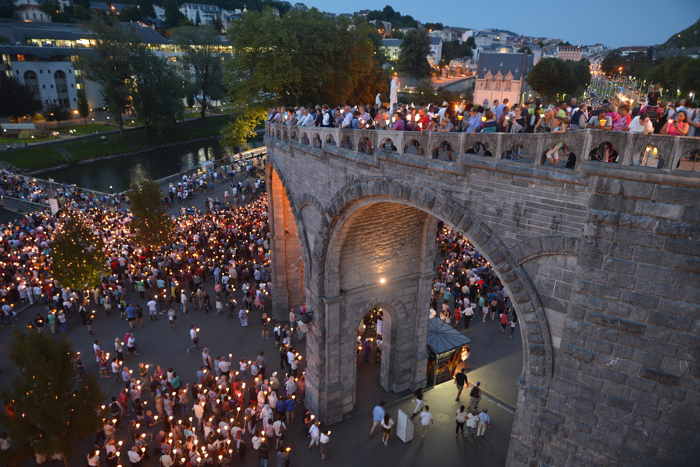 Processions au pied des basiliques — Lourdes