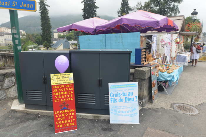 Stand Evangélique sur le pont St-Michel à l'entrée de l'esplande du sanctuaire — Lourdes