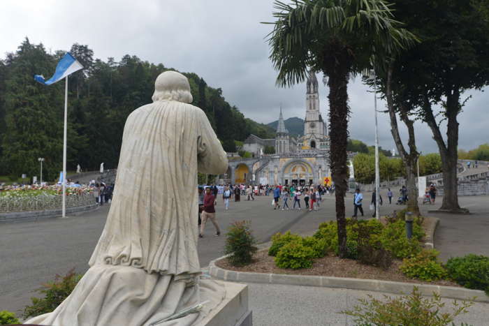 Statue du Curé d'Ars sur l'esplanade du sanctuaire — Lourdes