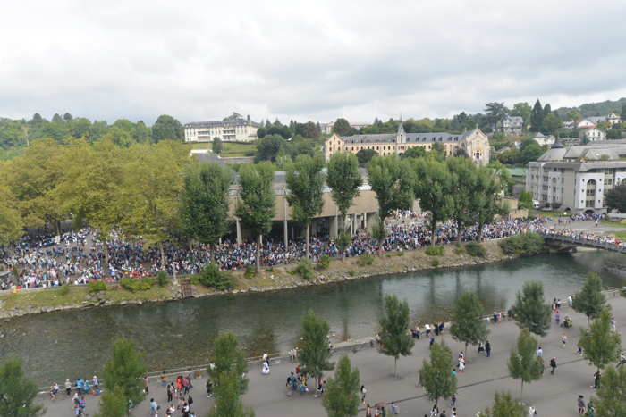 Processions sur les berges du Gave de Pau — Lourdes