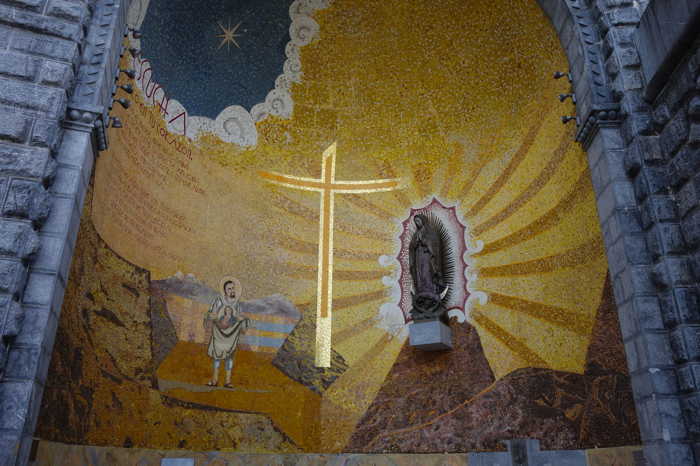 "La Vierge de Guadalupe" sur un mur d'enceinte de la Basilique Notre-Dame-du-Rosaire-de-Lourdes — Lourde
