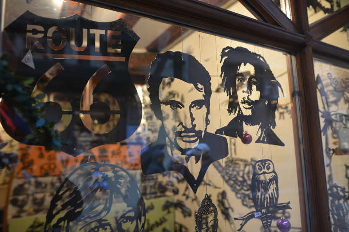 — Visage de Johnny Hallyday sur une vitrine de boutique — Kaysersberg —