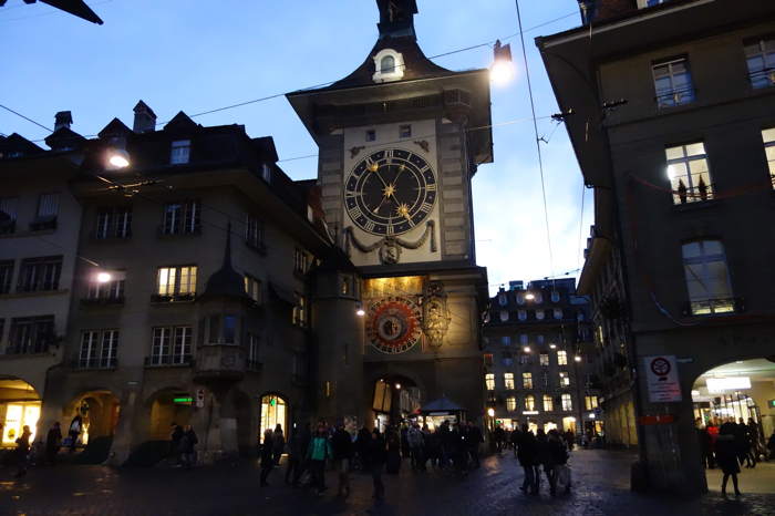 — Tour de l'horloge vue depuis la Kramgasse — Bern/Berne —