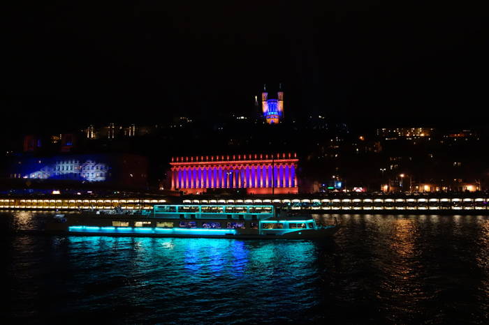 Passage de l'Hermès sur la Saône devant la colline de Fourvière