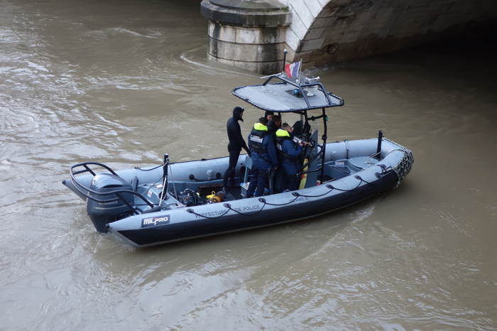 Plongeurs de la gendarmerie sur la Seine sous le Pont St Michel — Paris