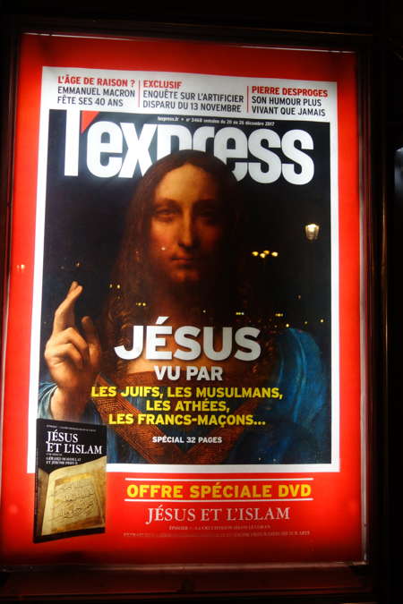 Vitrine rétro-éclairée d'un Kiosque à journaux — Paris 