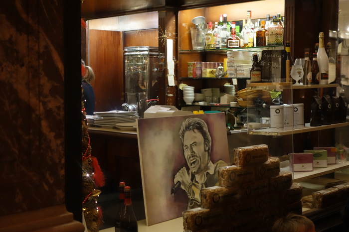 Portrait de Johnny Hallyday dans un café — Bruxelles