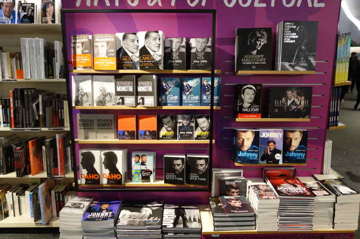 Rayon livres dédié à Johnny Hallyday — Centre Commercial La Défense — Paris