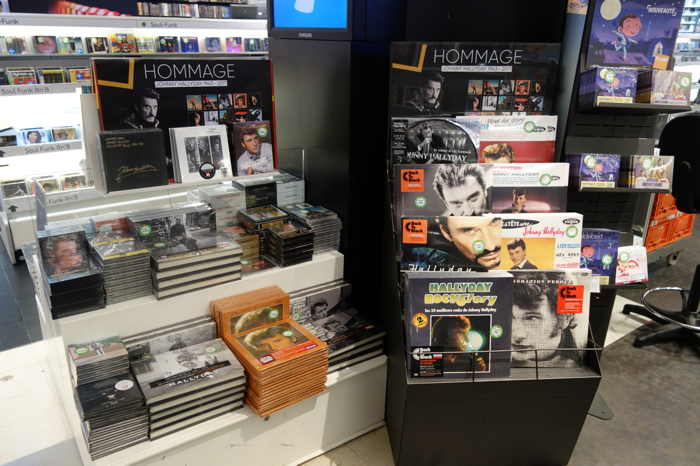 Rayons livres et suports audio dédiés à Johnny Hallyday — Paris