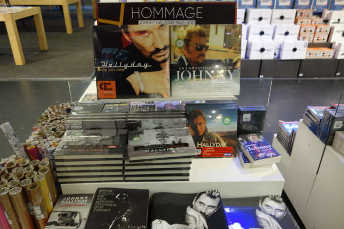 Rayon livres dédié à Johnny Hallyday — Centre Commercial La Défense — Paris