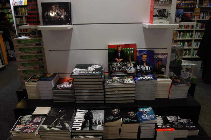 Rayons livres et suports audio dédiés à Johnny Hallyday — Paris