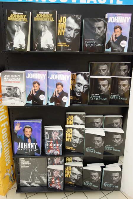 Rayons livres et suports audio dédiés à Johnny Hallyday — Paris