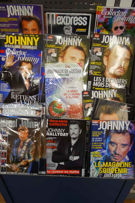 Présentoir de presse dédié à Johnny Hallyday — Bruxelles