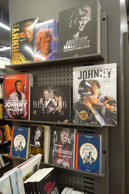 Rayons livres et suports audio dédiés à Johnny Hallyday — Paris