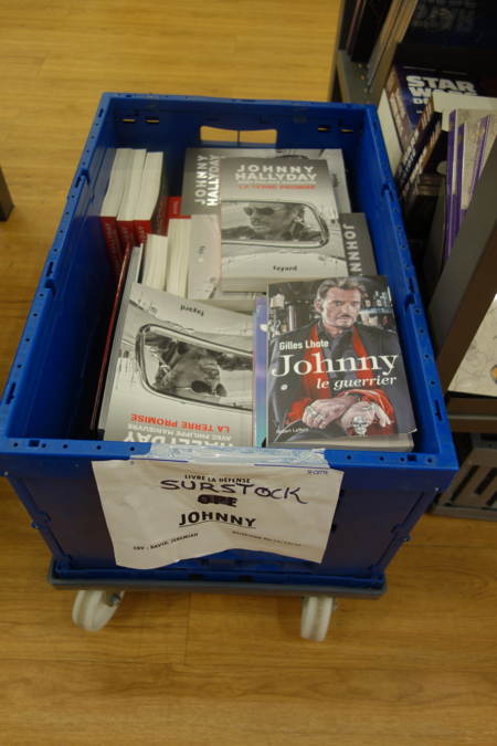 Rayon livres dédié à Johnny Hallyday — Centre Commercial La Défense — Paris