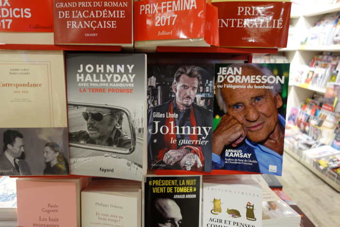 — Rayons livres — Paris —  Johnny Hallyday né le 15 juin 1943 à Paris et mort le 6 décembre 2017  et Jean d'Ormesson né le 16 juin 1925 à Paris et mort le 5 décembre 2017