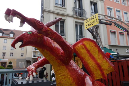 Carnaval: dragon sur un char — Mülhouse