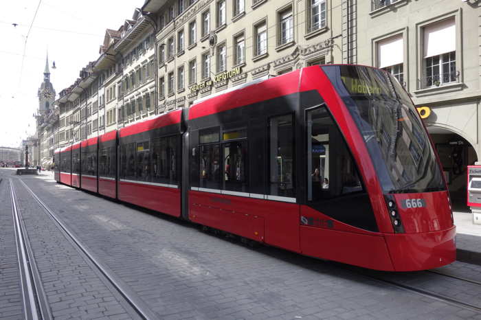 Tram ligne 9 sur la SpitalGasse — Bern/Berne