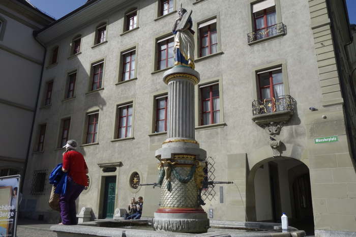 Fontaine sur le parvis de la cathédrale — Bern/Berne